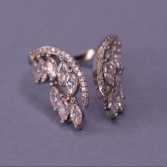 STERLING SILVER DIAMOND ADJUSTABLE RING, CUTE RING, SHINY RING. - Picture 4 of 5